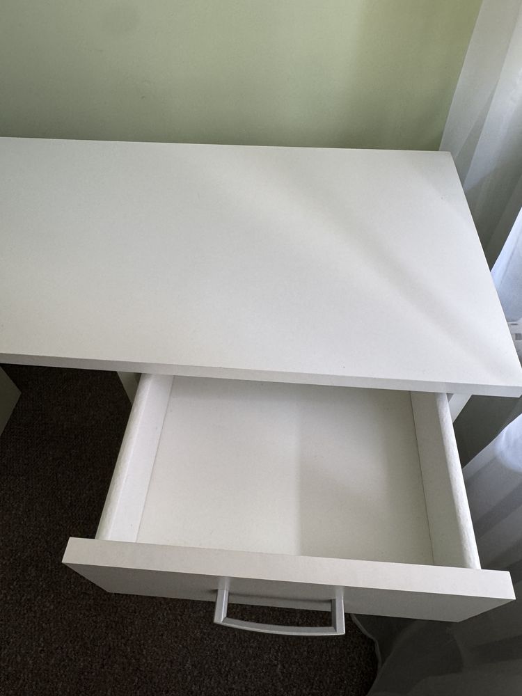 Białe biurko ikea