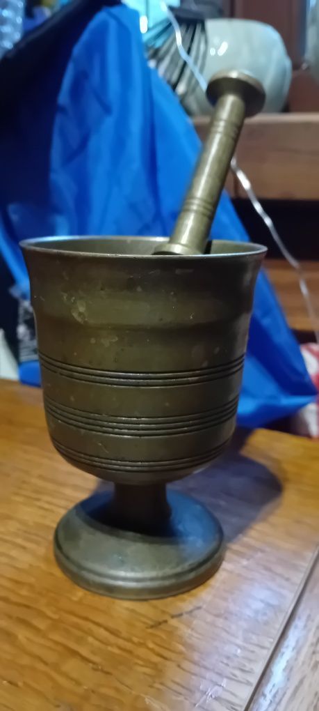 Stary  moździerz z mosiądzu z tłuczkiem