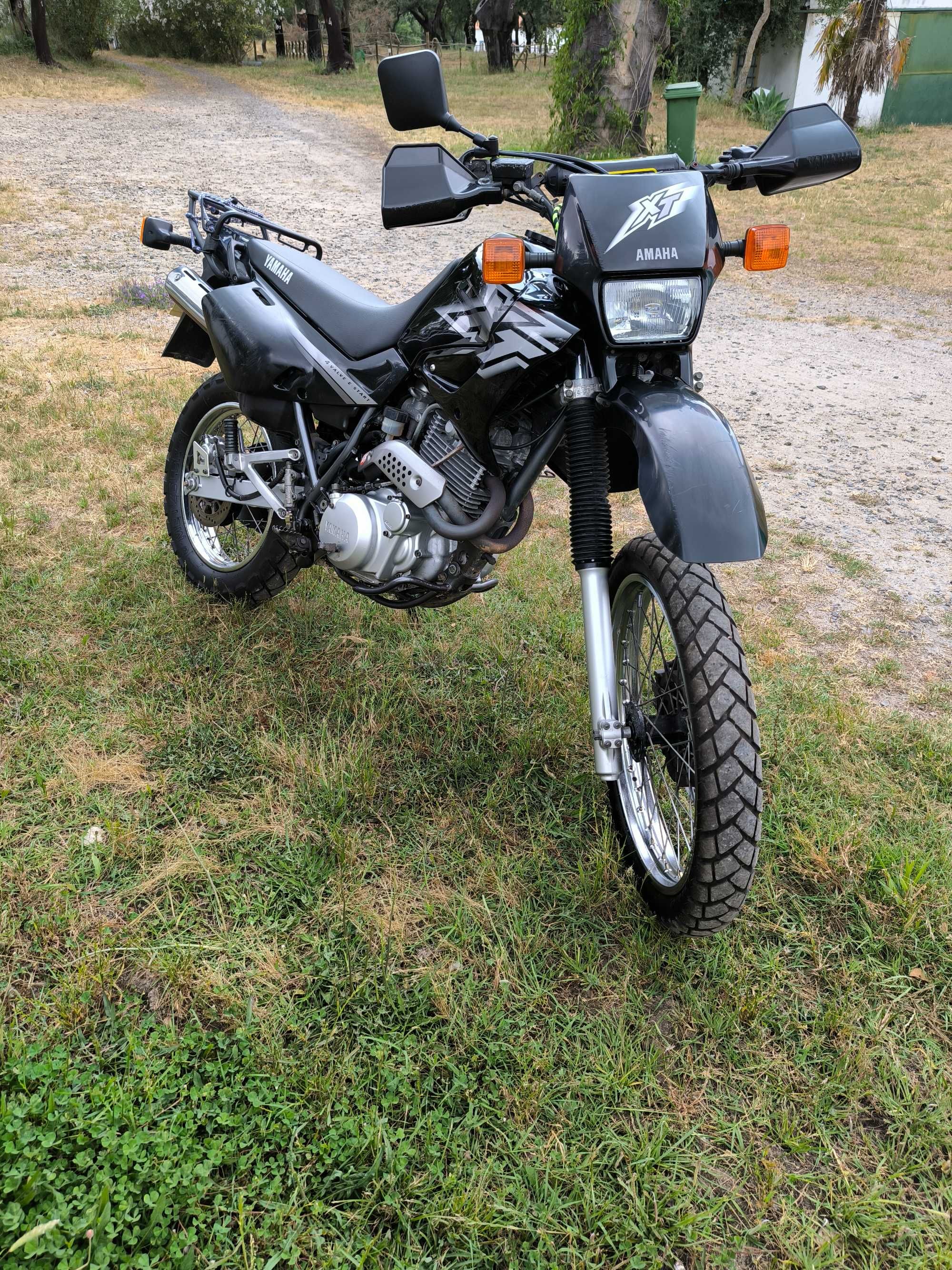 XT 600E de 2002 toda original.