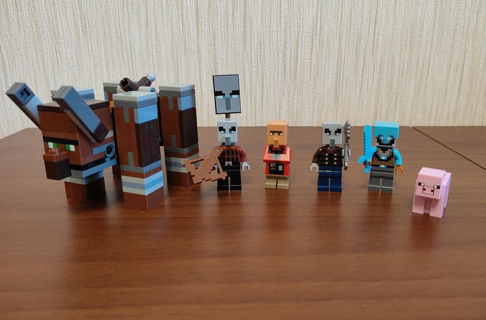 LEGO Minecraft Аванпост розбійників та спустошувач (21278)