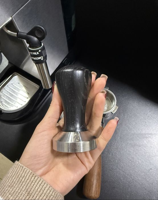 Кавоварка рожкова DELONGHI Dedica EC685.M