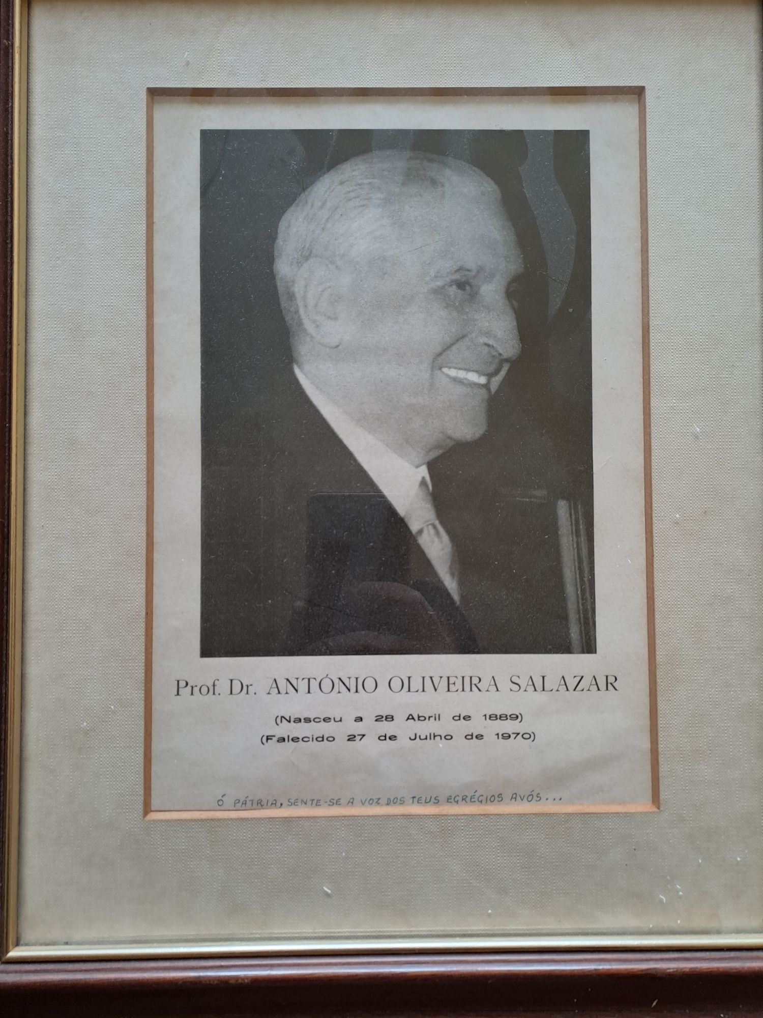 Retrato emoldurado de António de Oliveira Salazar