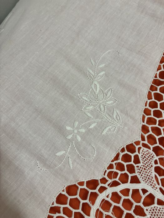 Colcha de linho com bordado de burano