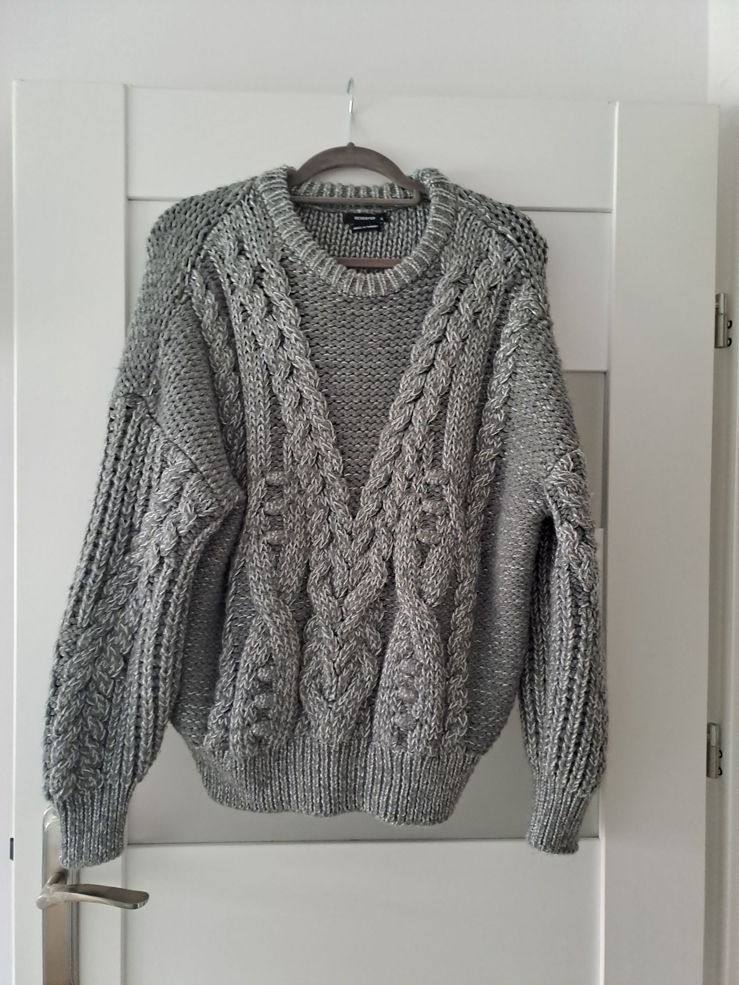 Sweter grubo pleciony