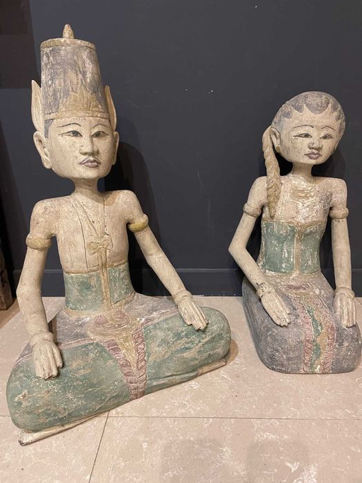 estatueta de homem e mulher