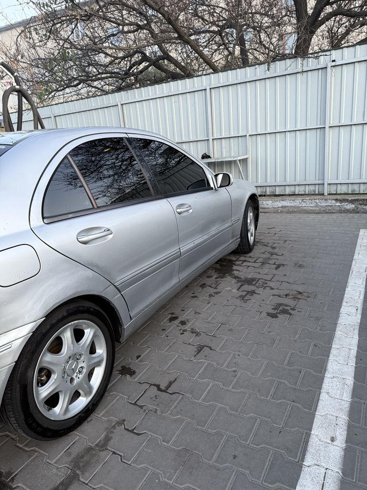 Мерседес w203 c220 2001 рік