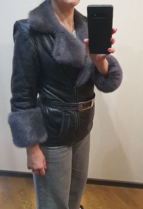 Осіння шкіряна куртка на синтепоні з норкою, розмір 10