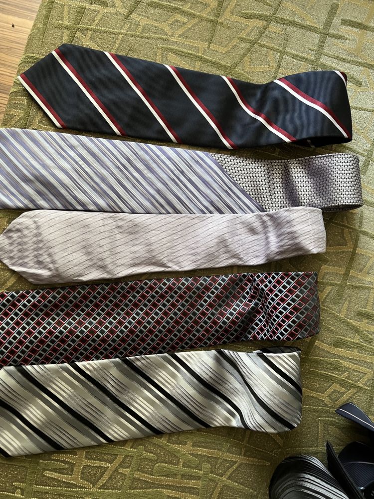 Продам галстуки в идеальном состоянии .