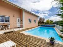 Moradia individual com piscina e jardim a 10 minutos da Praia.