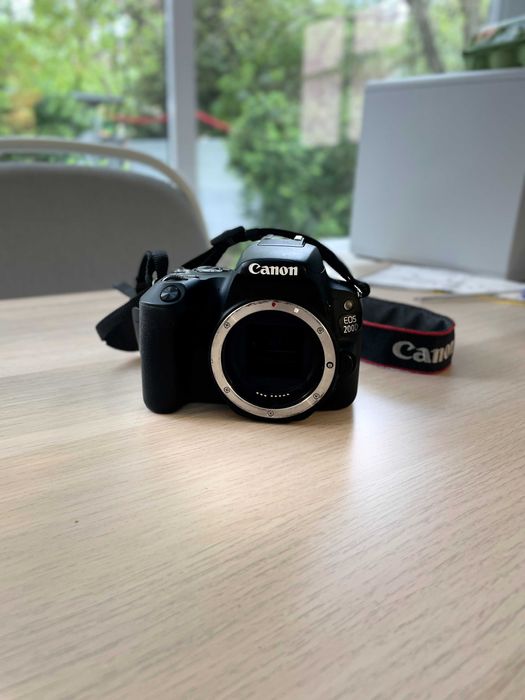 Canon 200D + Objetiva 18-55mm 4-5.6f (Como nova)