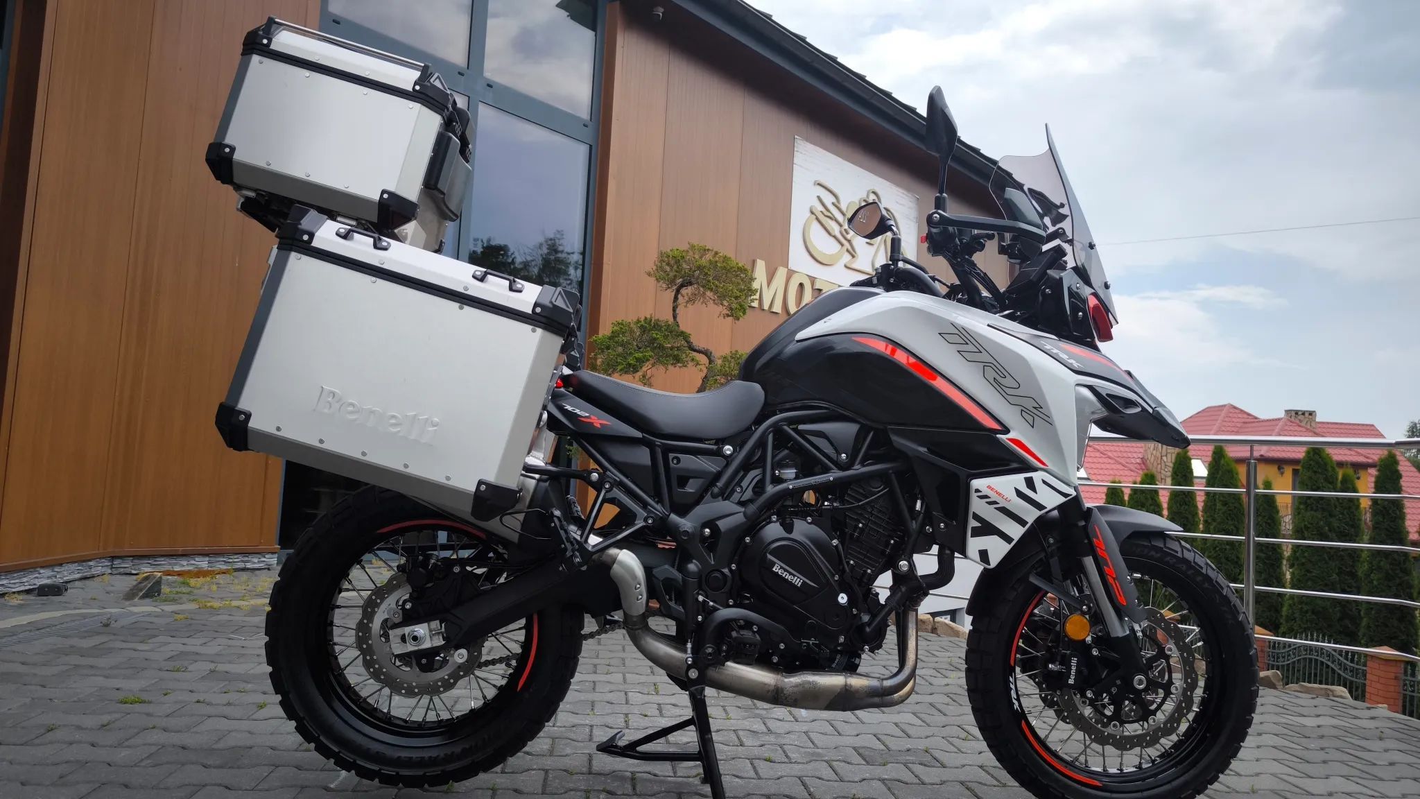 Benelli TRK 702X Trzy kufry 2024 rok BENELLI TRK 702 ABS dodatki jak nowy