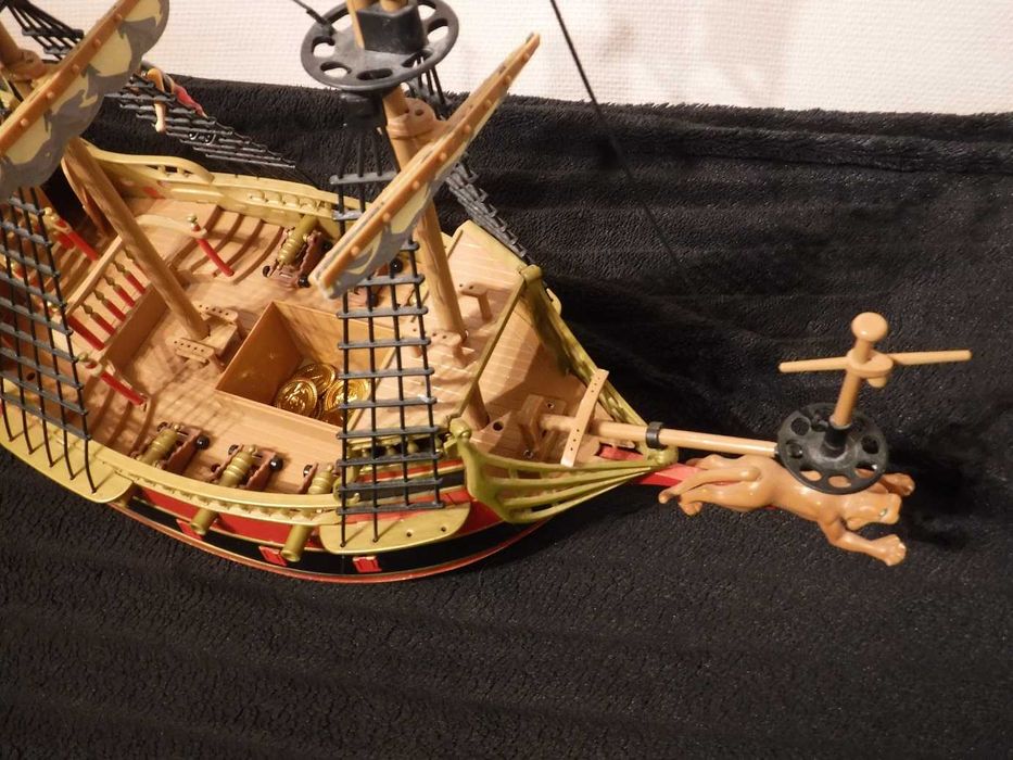 Piękny statek kapitana Sabertootha, Czarna Dama, z załogą i skarbem