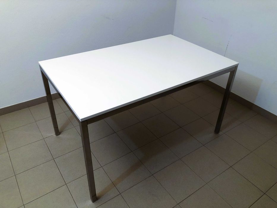 Mesa lacada branca com estrutura em aço cromado 135x85cm NOVA