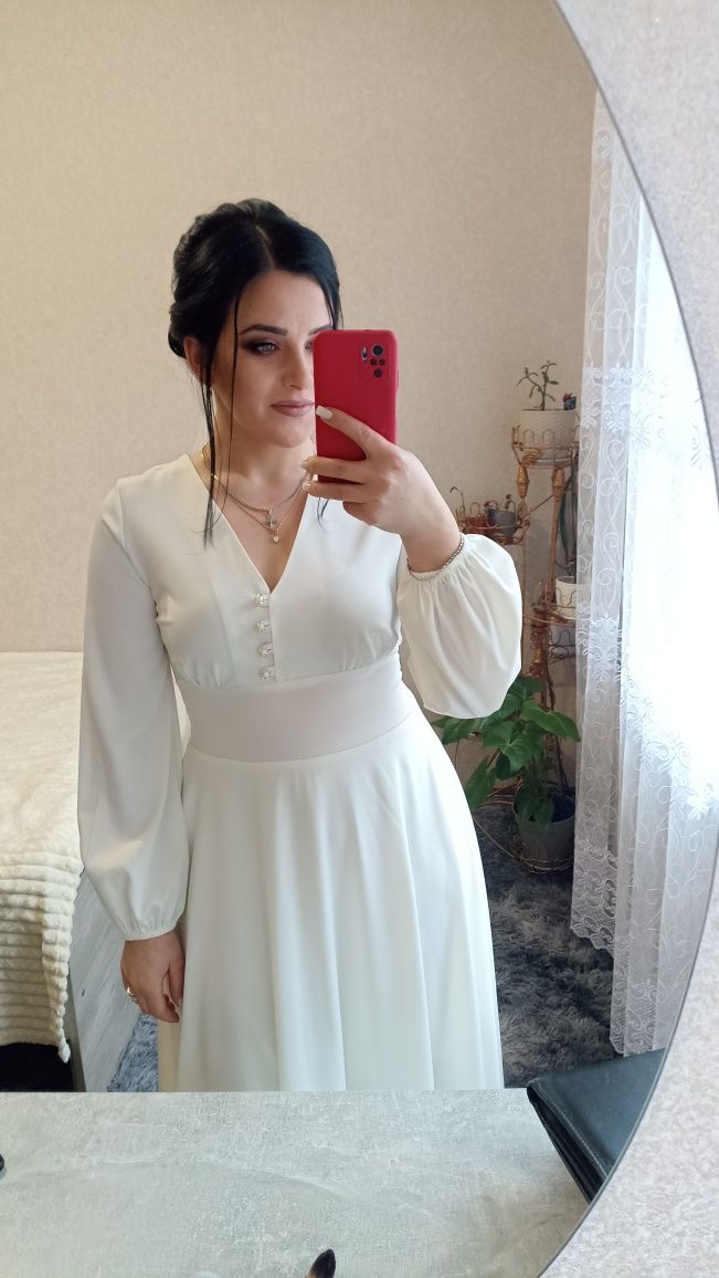 Біла сукня з королівського атласу