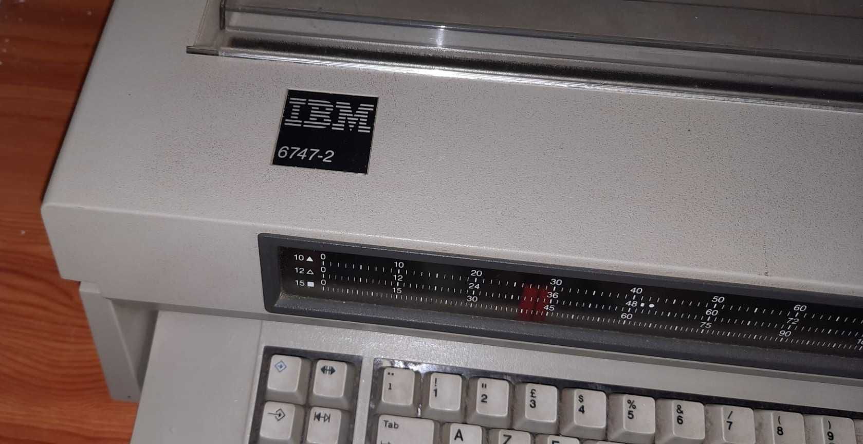 Máquina de escrever IBM, modelo 6747-2