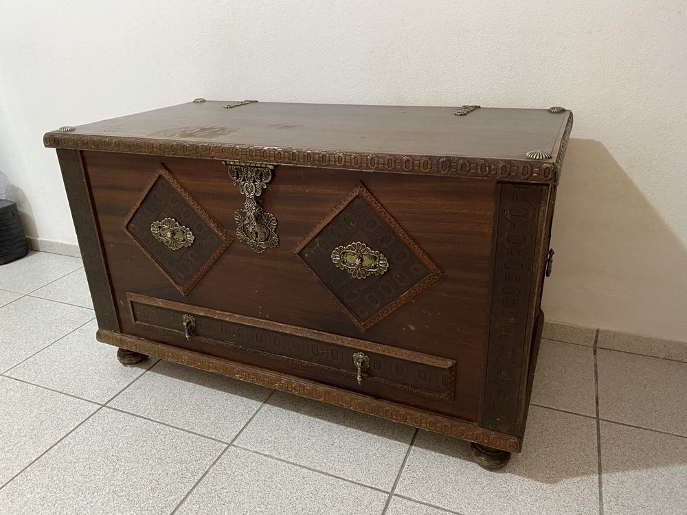 Arca de madeira antiga para arrumos
