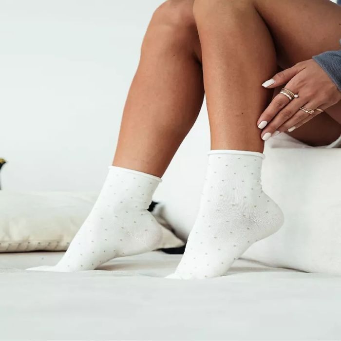 Skarpetki damskie bezuciskowe Kropeczki ecru ecru