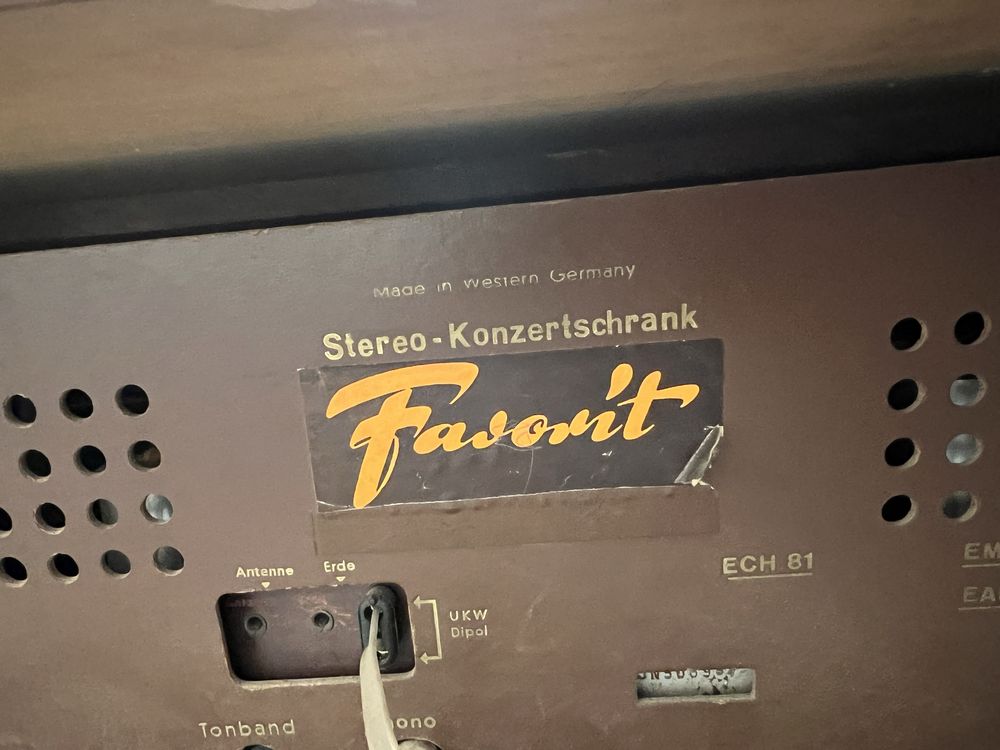 Móvel rádio gira-discos vintage
