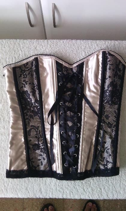 Vendo corpete preto e dourado com laços