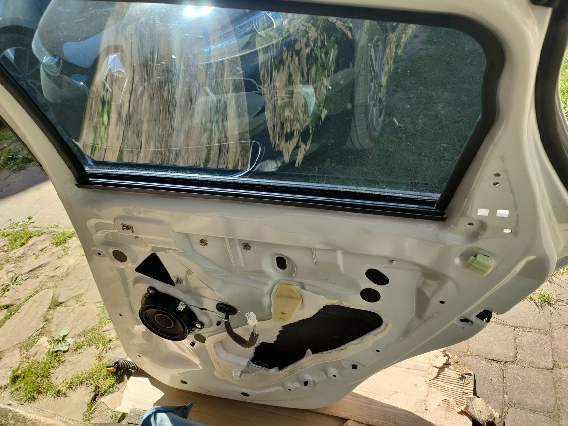 Двері Renault Zoe колір білий перламутр