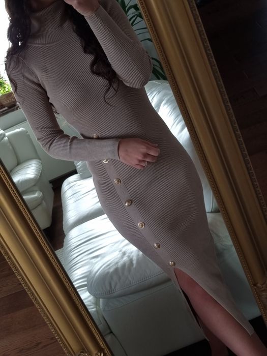 Nowa beżowa sweterkowa prążkowana sukienka z golfem z wiskozy r. S/M