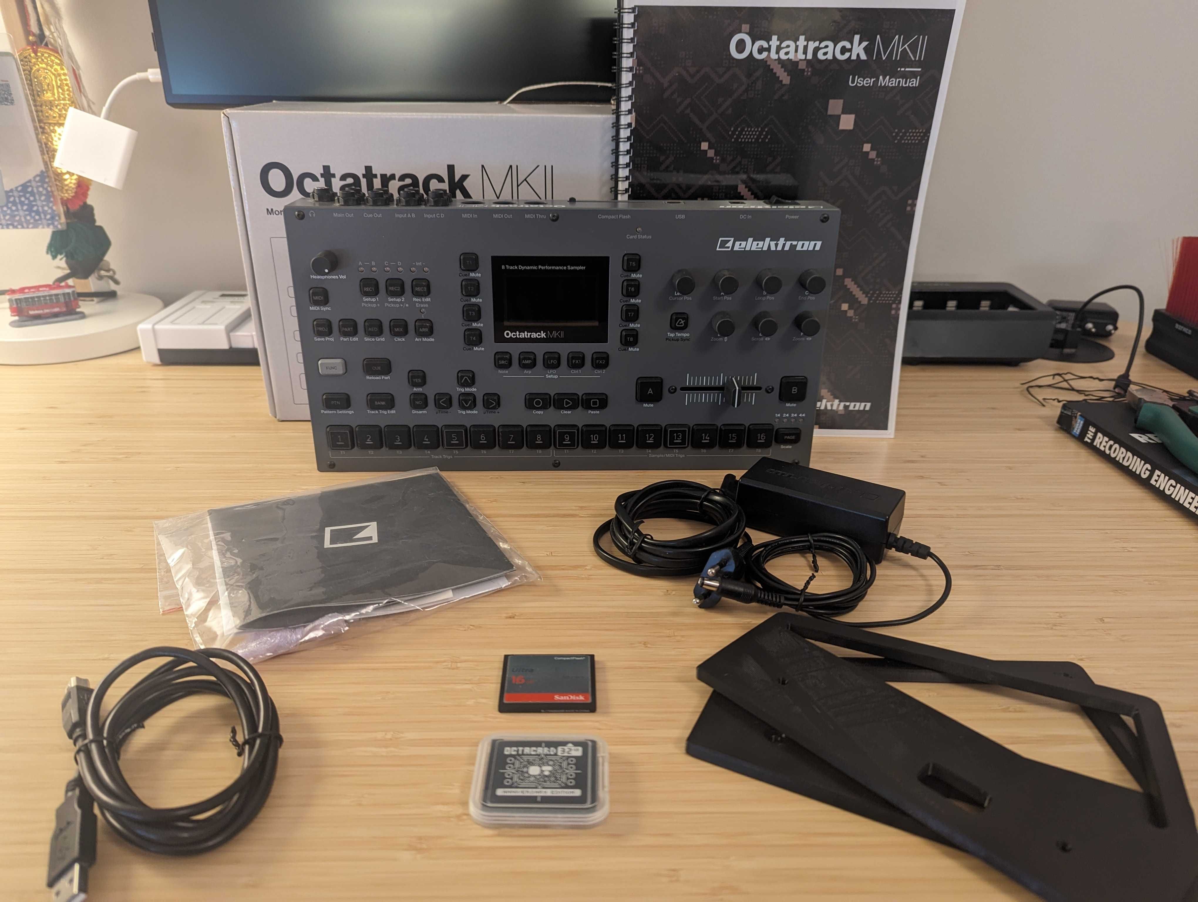 Elektron Octatrack Mk2, com stand, 2 cartões CF, caixa, e manual