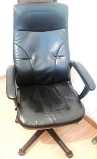 Cadeira de escritório em napa, preta com rodas