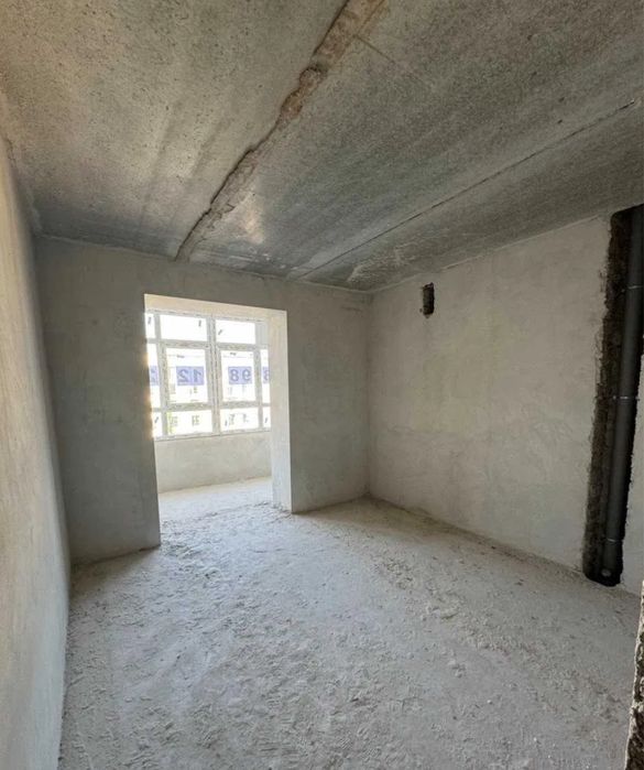 Готовий до ремонту 3-х кімннатний сирець біля міського озера