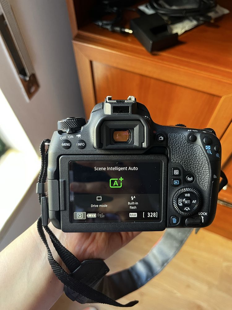 Camara DSLR Canon EOS 77 D