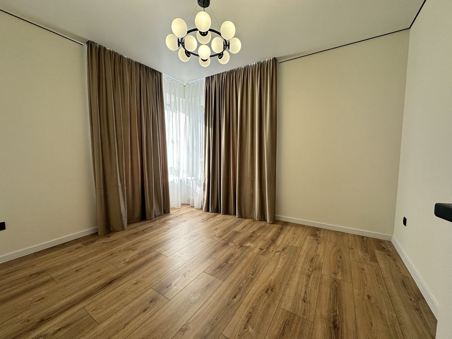 Продаю 2к з кухнею студією біля озера.