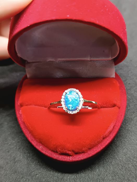 Pierścionek złoty opal