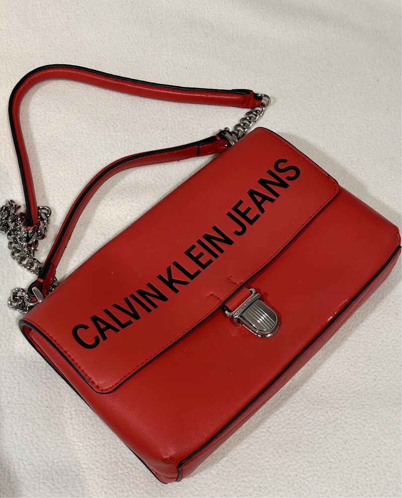 Czerwona torebka calvin klein jeans ck na pasku