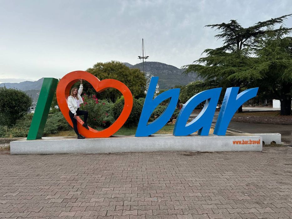 Няня, помічниця для дитини