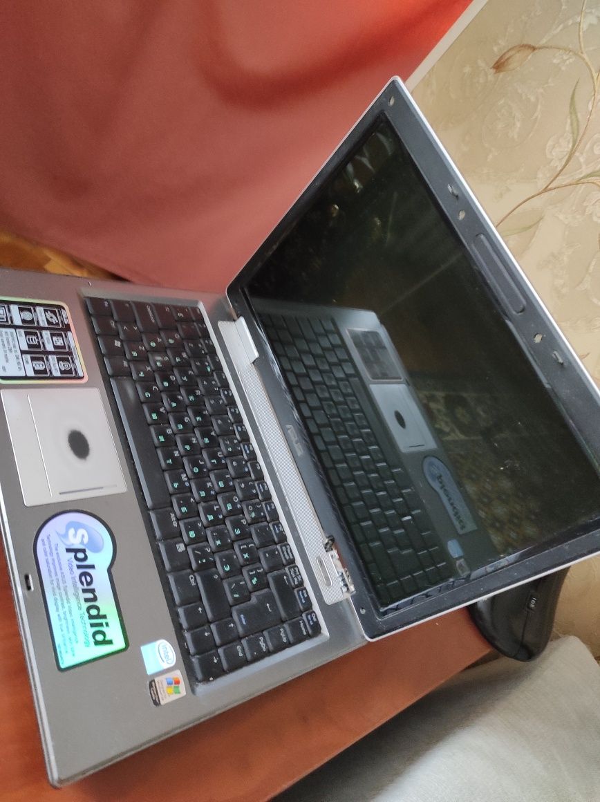 Ноутбук в рабочем состоянии Asus