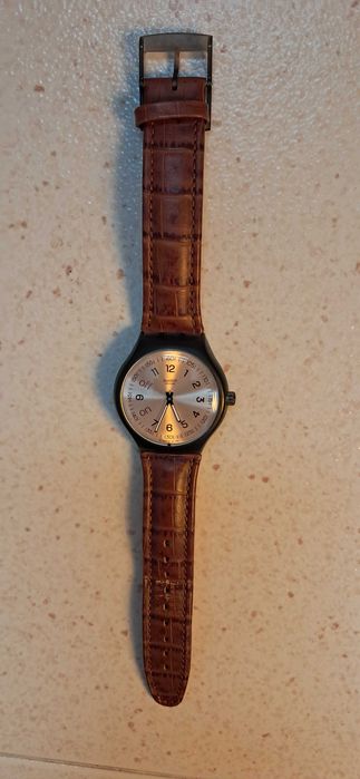 Relógio Swatch fundo bege e bracelete pele castanha, impecável