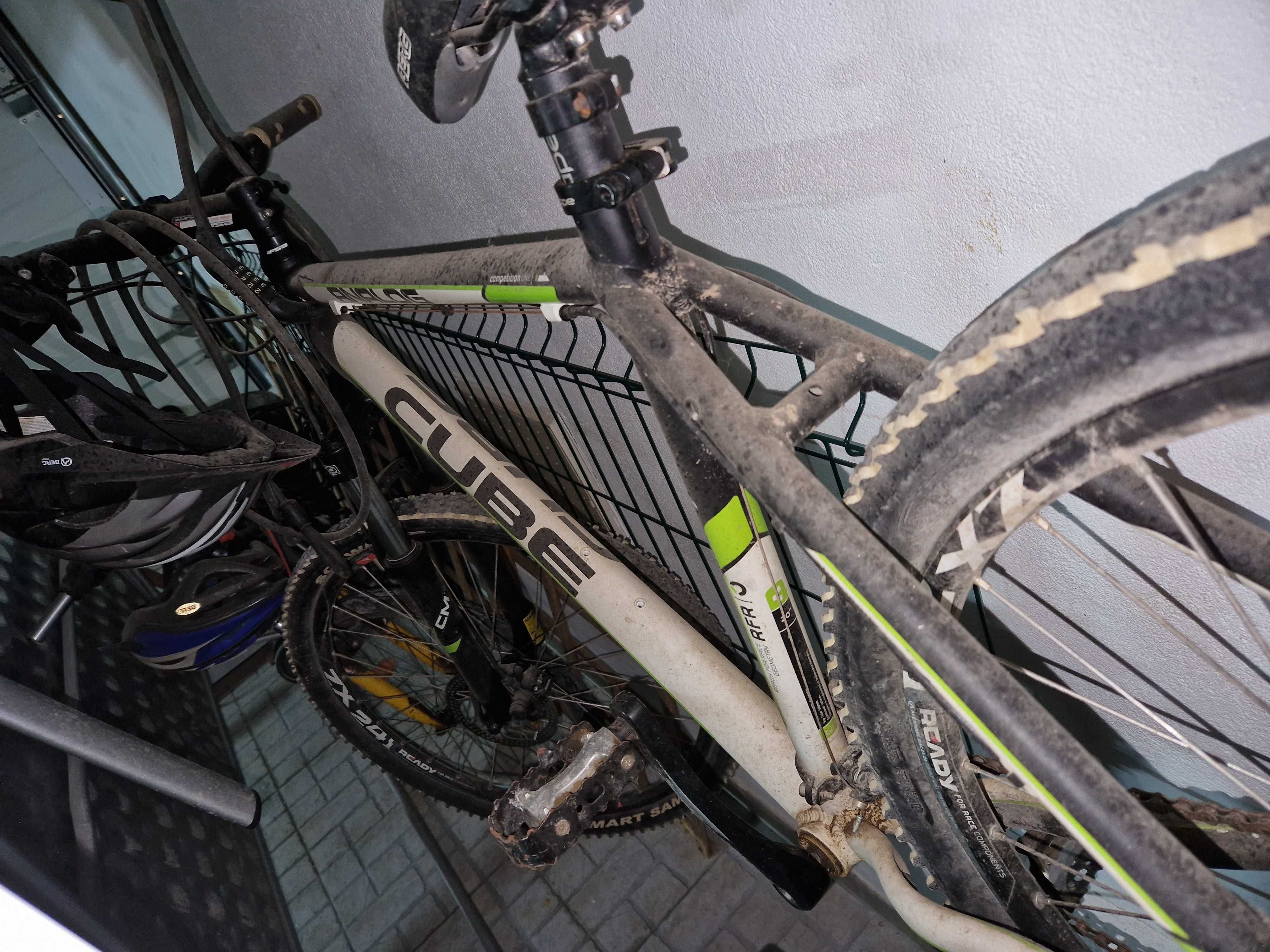 Bicicleta de montanha CUBE em alumínio .