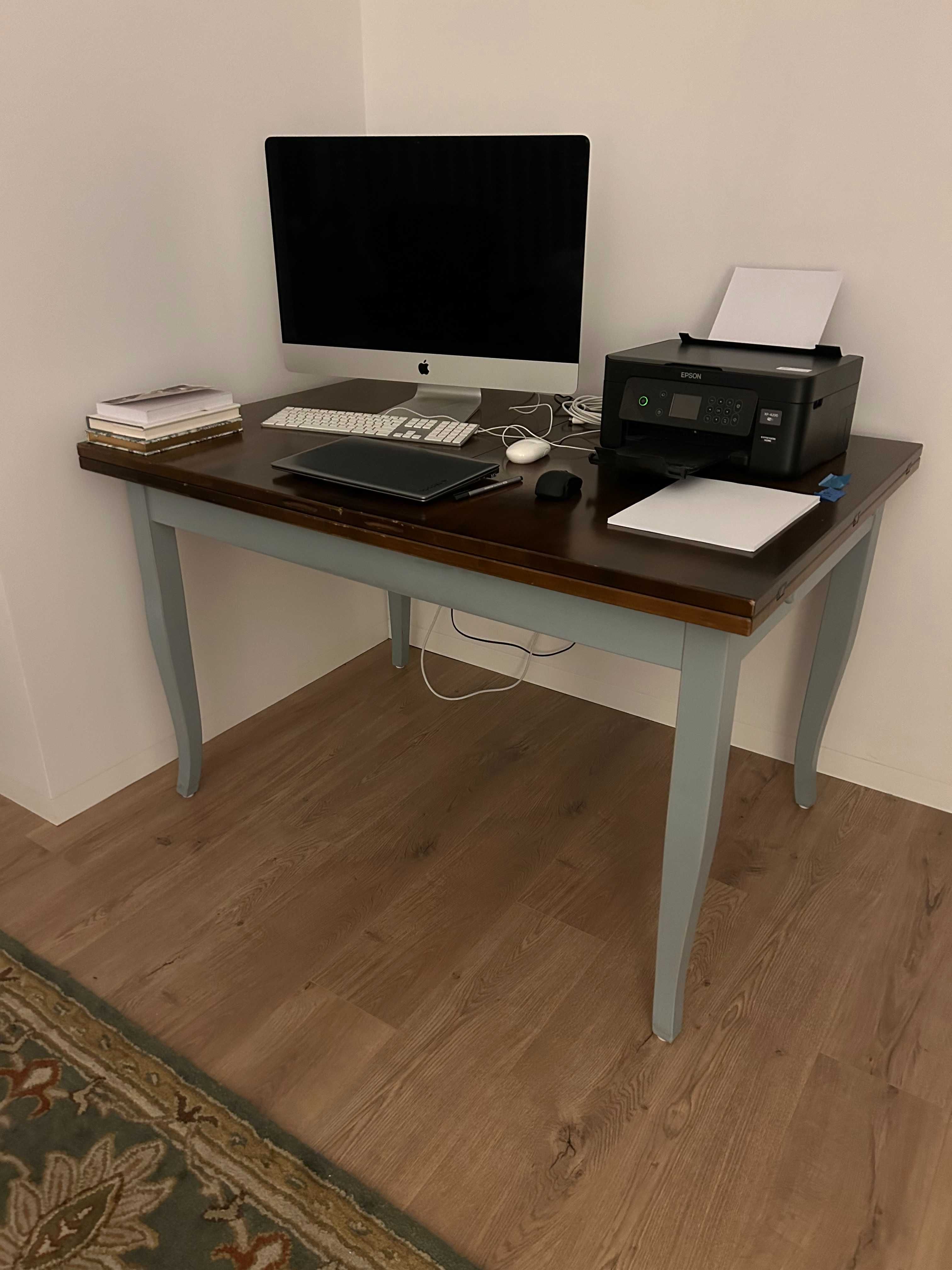 Mesa de jantar com tampo em cerejeira amplia de 130cm para 260cm.