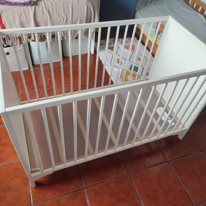 Berço branco IKEA com duas posições do estrado evolutivo, medidas 120x