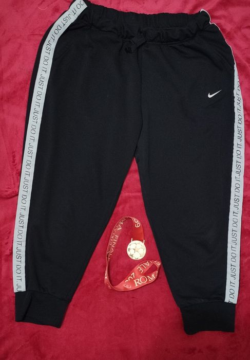 Spodnie dresowe firmy Nike damskie z lampasami just do it