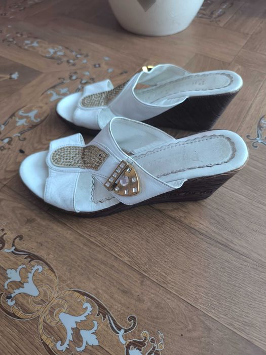 Шльопанці жіночі