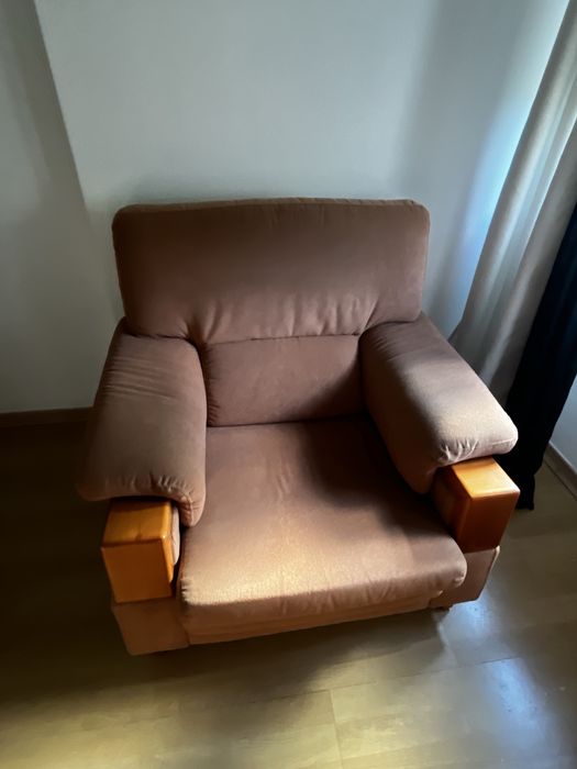 Duas poltronas em madeira e tecido