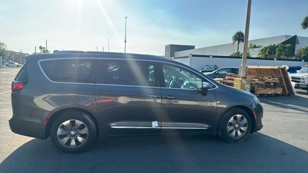 Chrysler Pacifica klapa kolor PAU stan idealny do zalozenia Wwa