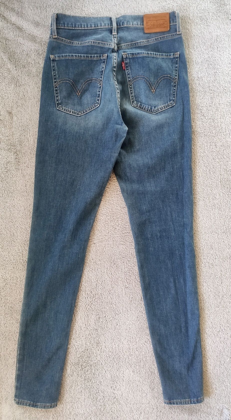 Jeansy rurki z bardzo wysokim stanem Levi’s Mile High Skinny W27