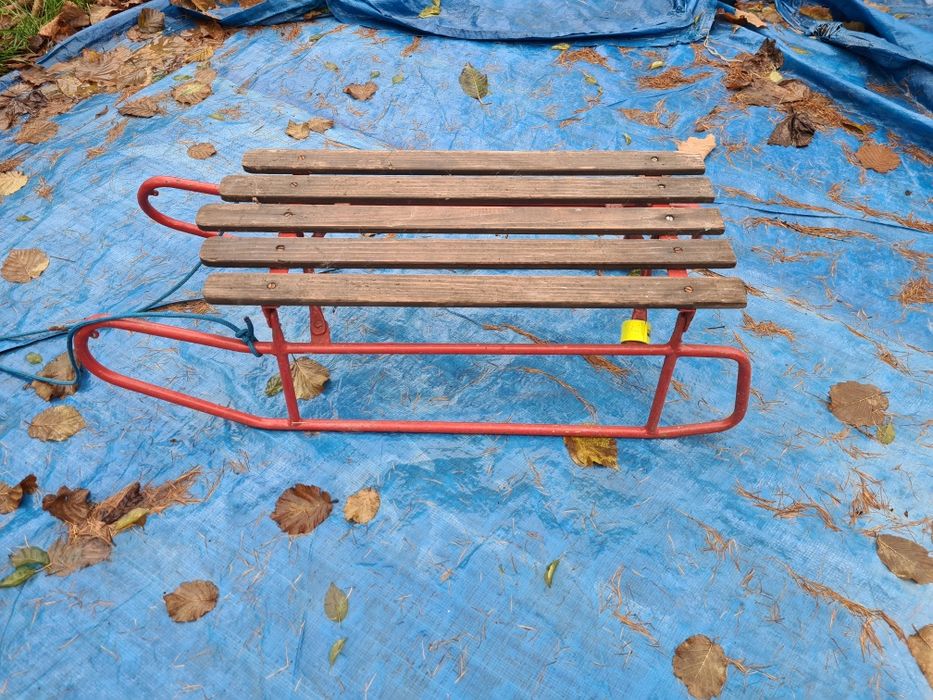 Solidne metalowe sanki składane