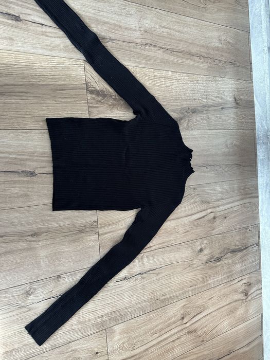 Чорний гольф Bershka