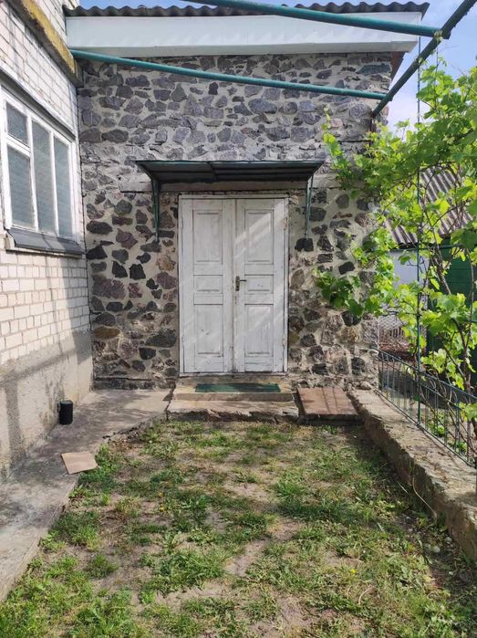 Продаж будинку в мальовничому місці біля водойми з гарним краєвидом