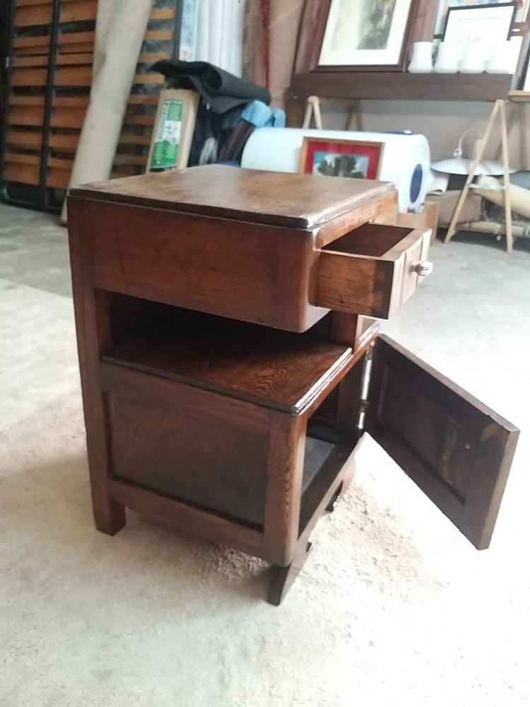 Mesa de cabeceira antiga restaurada