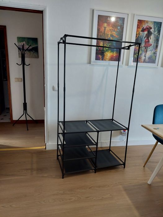 Suporte roupa e sapatilhas