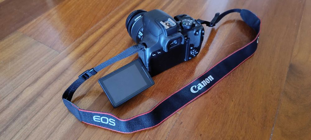Máquina fotográfica Canon EOS 850D com 2 Objetivas - 24,1 MP
