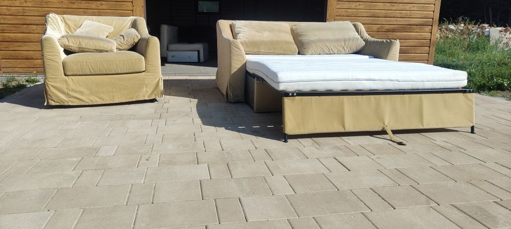 Sofa z funkcją spania i fotel.